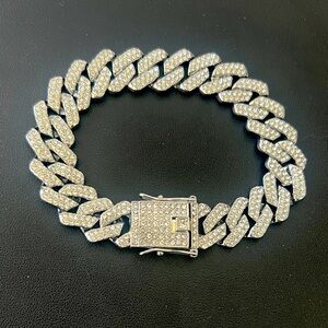 STUNNING CUBIC ZIRCONIA BRACELET ON SILVER. NWOT.